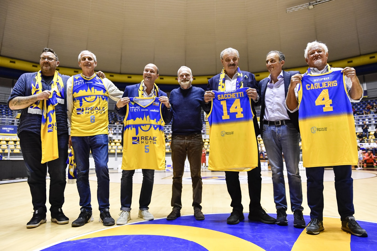 La maglia BTogetherforUkraine consegnata a Meo Sacchetti e alle vecchie glorie del basket torinese